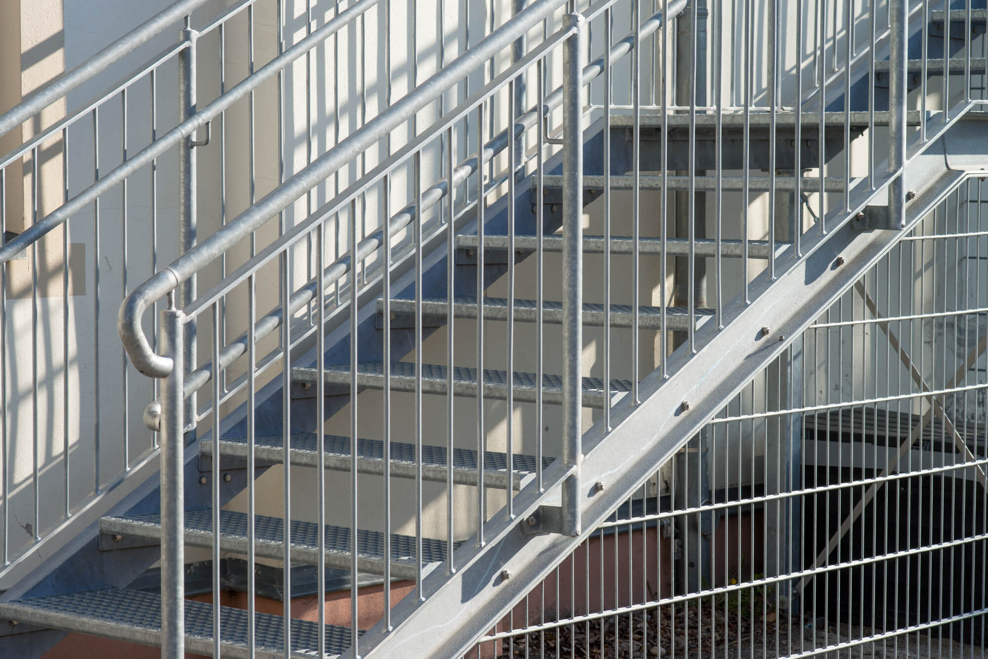 steel-railings-and-staircase-minimum-height